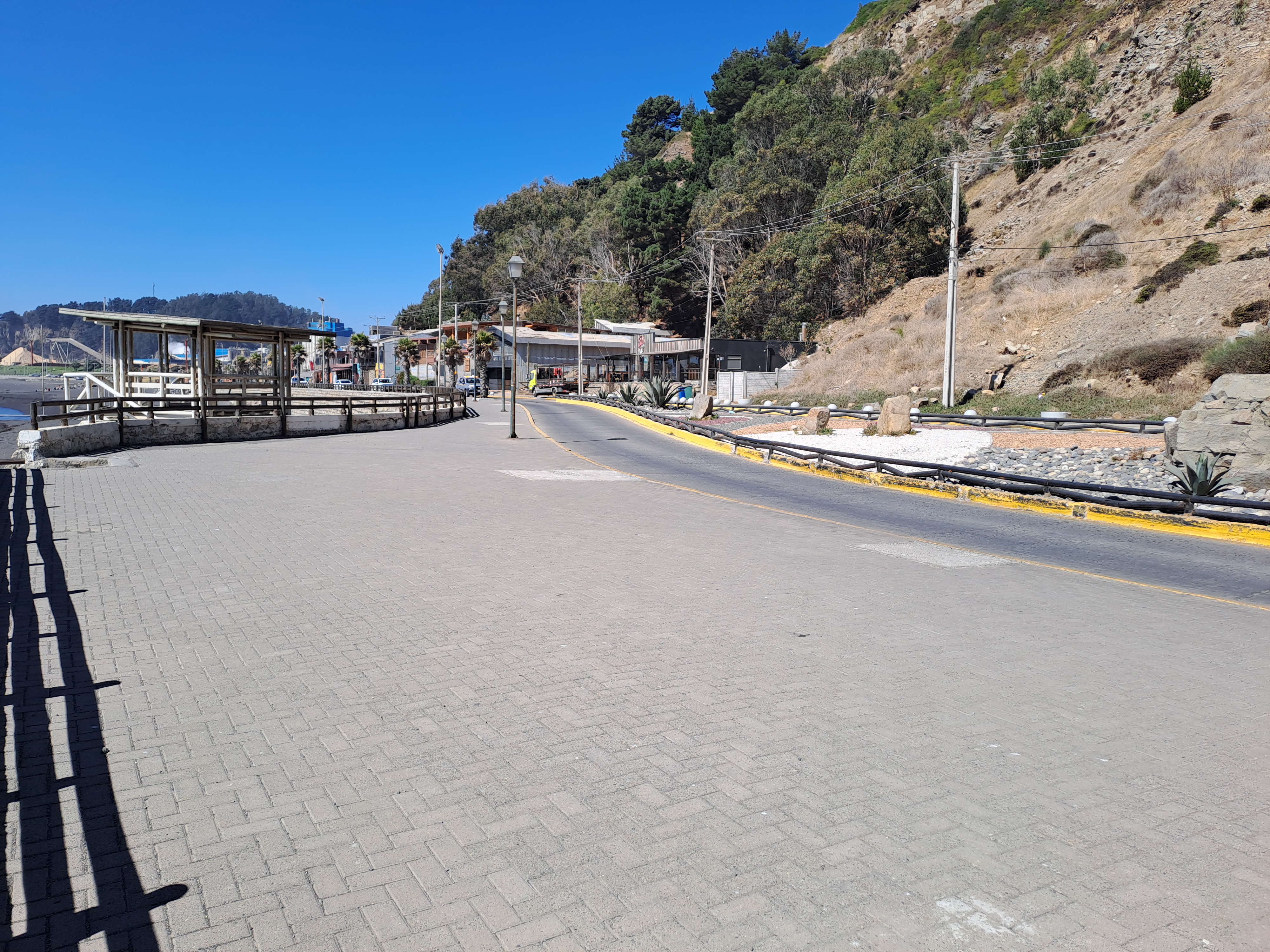 Fotografía del sendero accesible, es plano y cuenta con iluminación